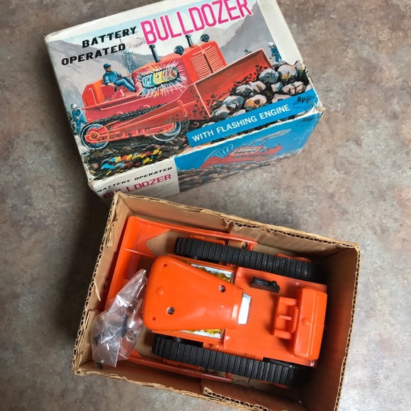 Vintage Battery Operated Bulldozer - Picture 4 of 10